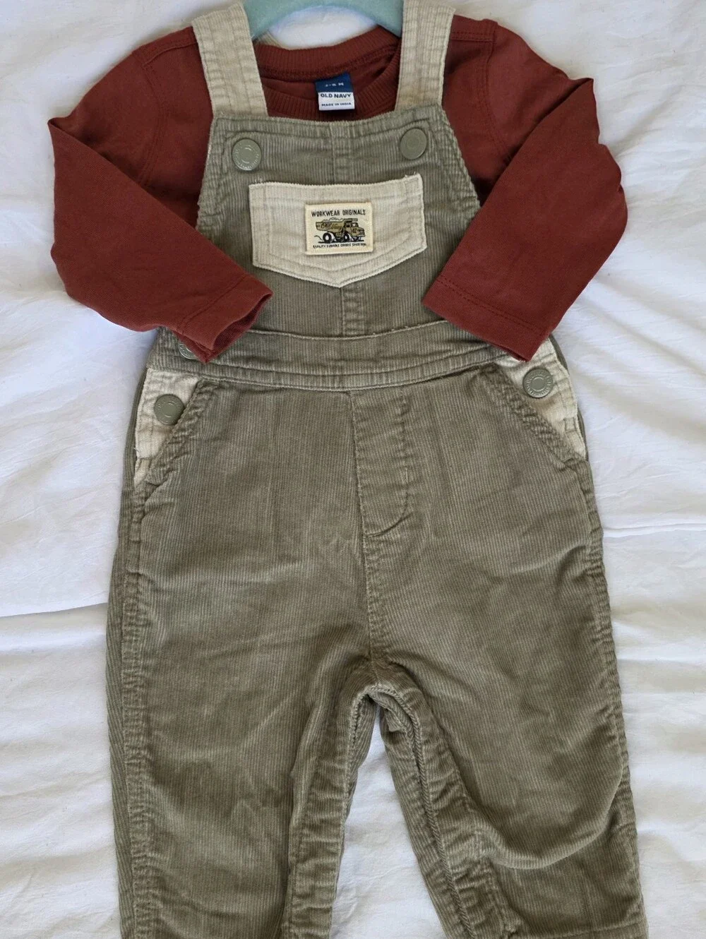 Adorable 5-piece baby boy fall clothing bundle in size 3–6 months. 🍂🤎